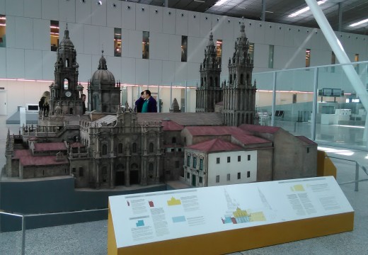 Turismo de Galicia instala no Aeroporto de Lavacolla unha maqueta da Catedral de Santiago